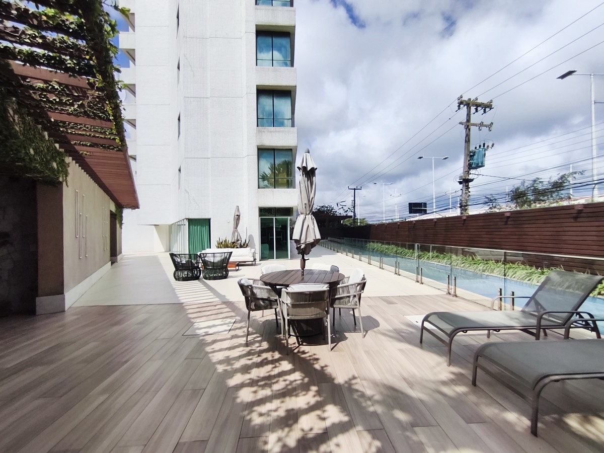 Piscina e deck de apartamento vista mar na Av. Beira Mar — catálogo Fiducial